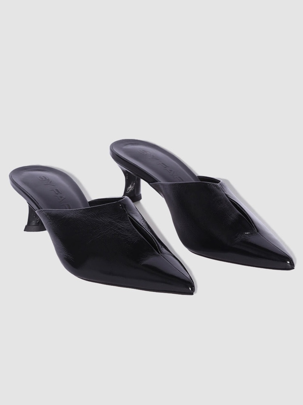 By Far LUCIANA
BLACK GLOSSED NAPPA LEATHER MULE 39